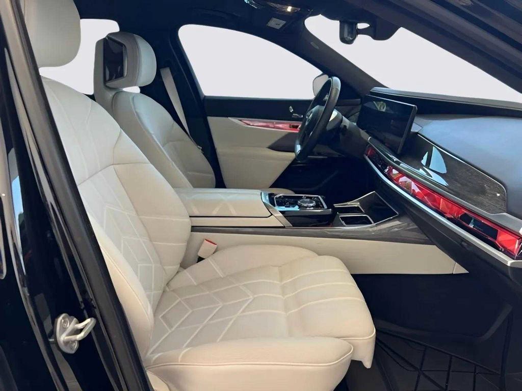 Used 2024 BMW i7 xDrive60 AWD/4WD image 18