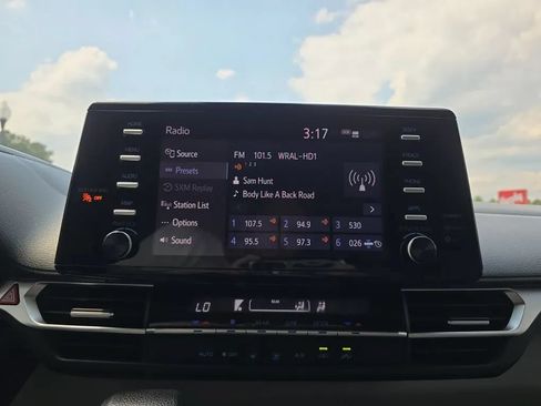 Used 2021 Toyota Sienna LE w/ LE Plus Package FWD image 27