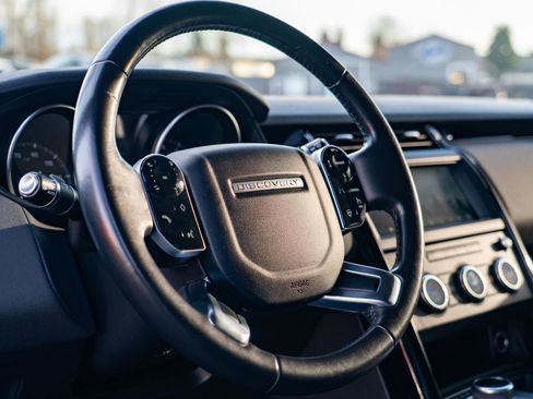 Used 2019 Land Rover Discovery SE image 13