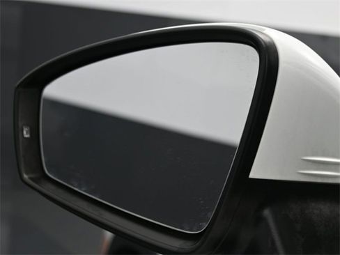 Used 2022 Volkswagen Tiguan SE image 8