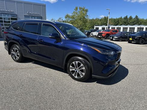 Used 2021 Toyota Highlander XLE AWD/4WD image 3