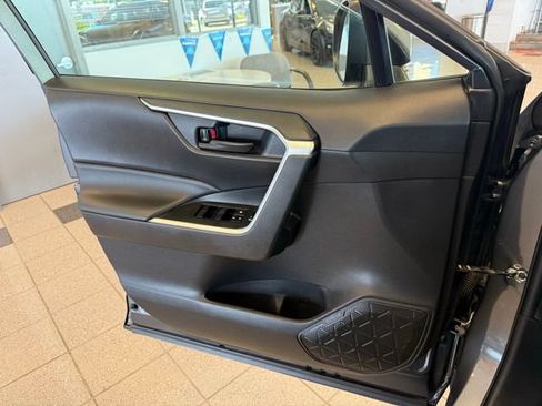 Used 2021 Toyota RAV4 LE AWD/4WD image 19