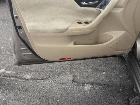 Used 2013 Nissan Altima 2.5 SV FWD image 2