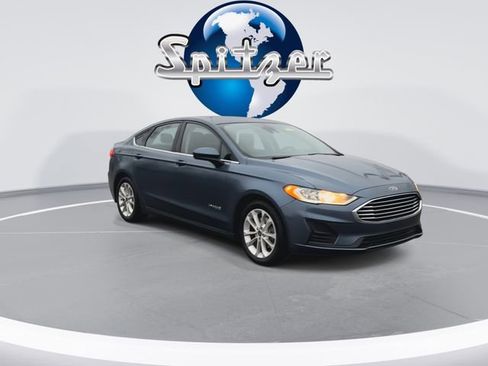 Used 2019 Ford Fusion SE image 2