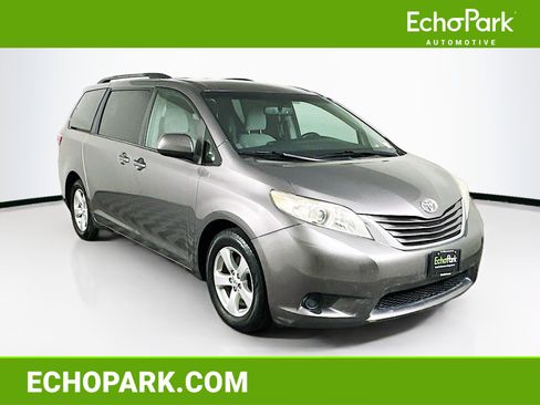 Used 2016 Toyota Sienna LE image 1