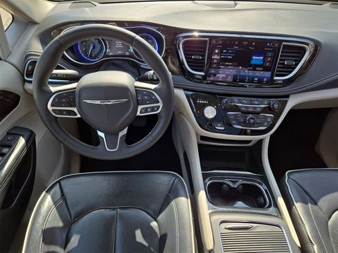 Used 2023 Chrysler Pacifica Limited image 14