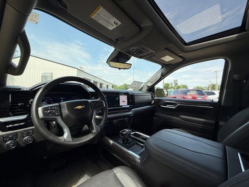 Used 2023 Chevrolet Silverado 1500 LTZ w/ LTZ Premium Package AWD/4WD image 17