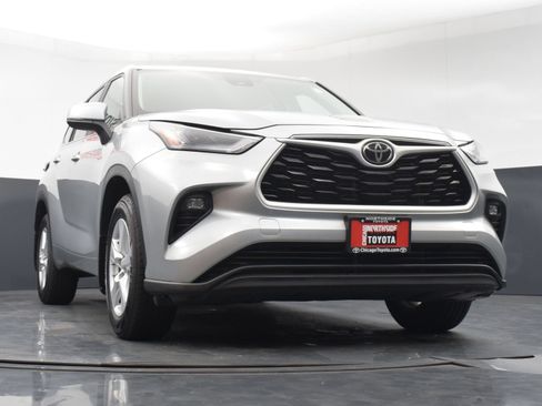 Used 2024 Toyota Highlander LE AWD/4WD image 31