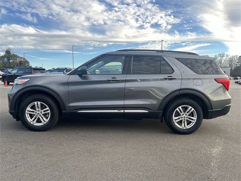 Used 2022 Ford Explorer XLT image 32