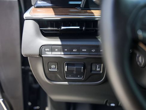 Certified 2024 Cadillac Escalade Sport Platinum w/ LPO, Floor Liner Package AWD/4WD image 15