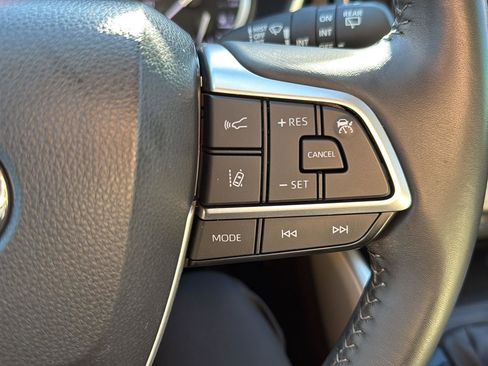 Used 2022 Toyota Highlander XLE image 15