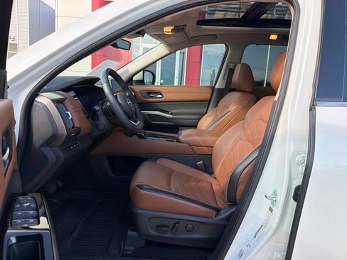 Used 2024 Nissan Pathfinder Platinum AWD/4WD image 13