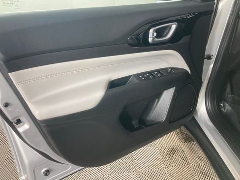 Used 2025 Jeep Compass Limited image 11