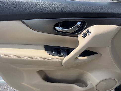 Used 2016 Nissan Rogue SV w/ SV Premium Package FWD image 18