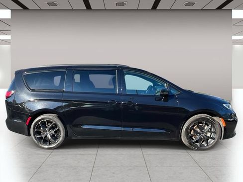 Used 2025 Chrysler Pacifica Limited FWD image 2