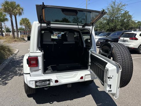 Used 2022 Jeep Wrangler Unlimited Sahara AWD/4WD image 11