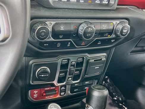 Used 2023 Jeep Gladiator Rubicon w/ Trailer Tow Package AWD/4WD image 16