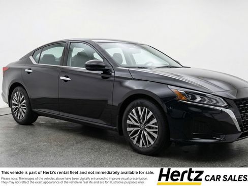 Used 2025 Nissan Altima 2.5 SV image 1