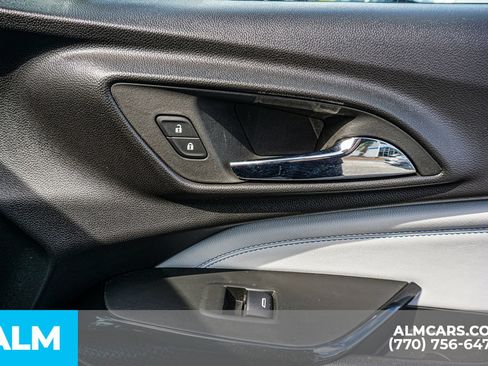 Used 2025 Chevrolet Trax LT w/ LT Convenience Package FWD image 49