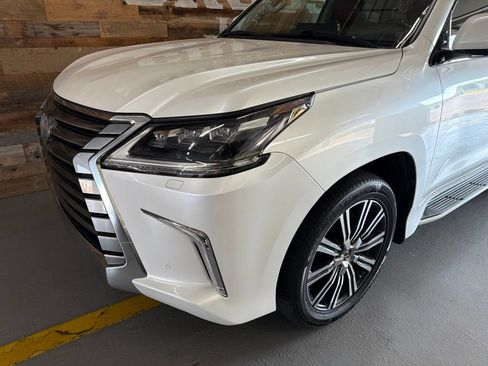 Used 2019 Lexus LX 570 4WD w/ Luxury Package image 3