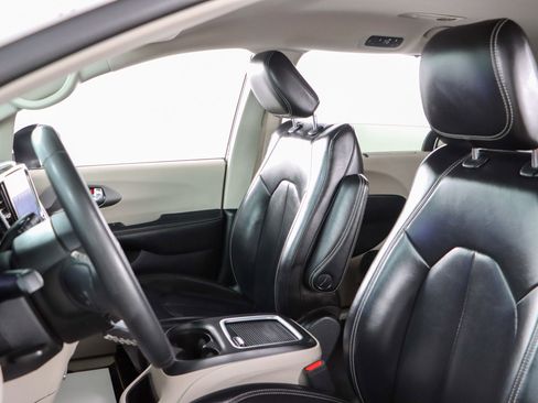 Used 2023 Chrysler Pacifica Touring-L FWD image 23