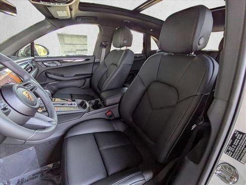 Certified 2025 Porsche Macan Turbo image 5