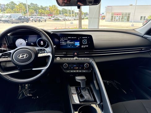 Used 2025 Hyundai Elantra SEL FWD image 28
