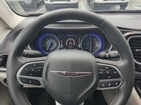 Used 2023 Chrysler Pacifica Touring-L FWD image 33