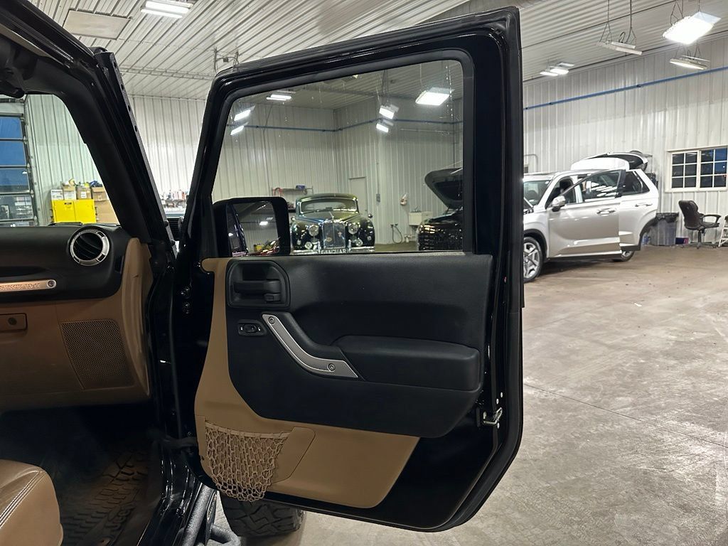 Used 2015 Jeep Wrangler Unlimited Sahara w/ Connectivity Group AWD/4WD image 28