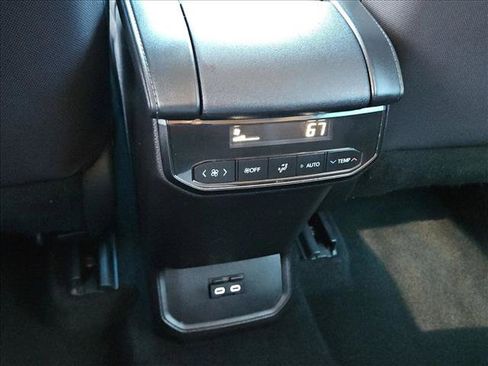 Used 2025 Toyota Highlander LE FWD image 16