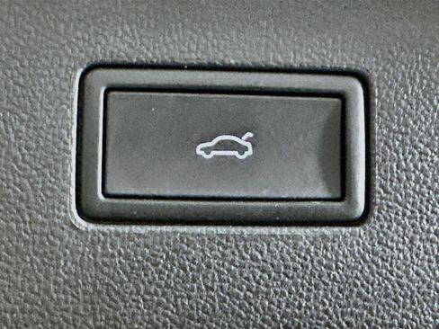 Used 2025 Volkswagen Atlas SE FWD image 31