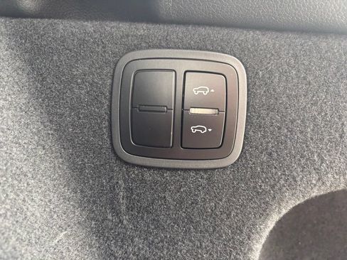 Certified 2023 Porsche Macan AWD/4WD image 15