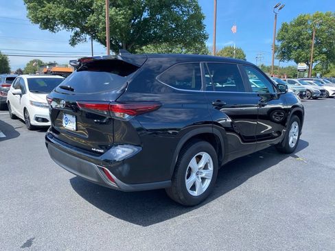Used 2024 Toyota Highlander LE AWD/4WD image 4