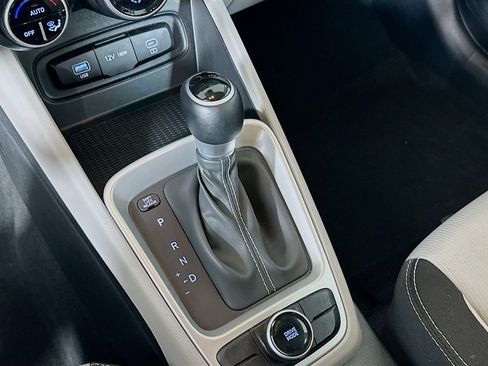 Used 2025 Hyundai Venue SEL FWD image 24