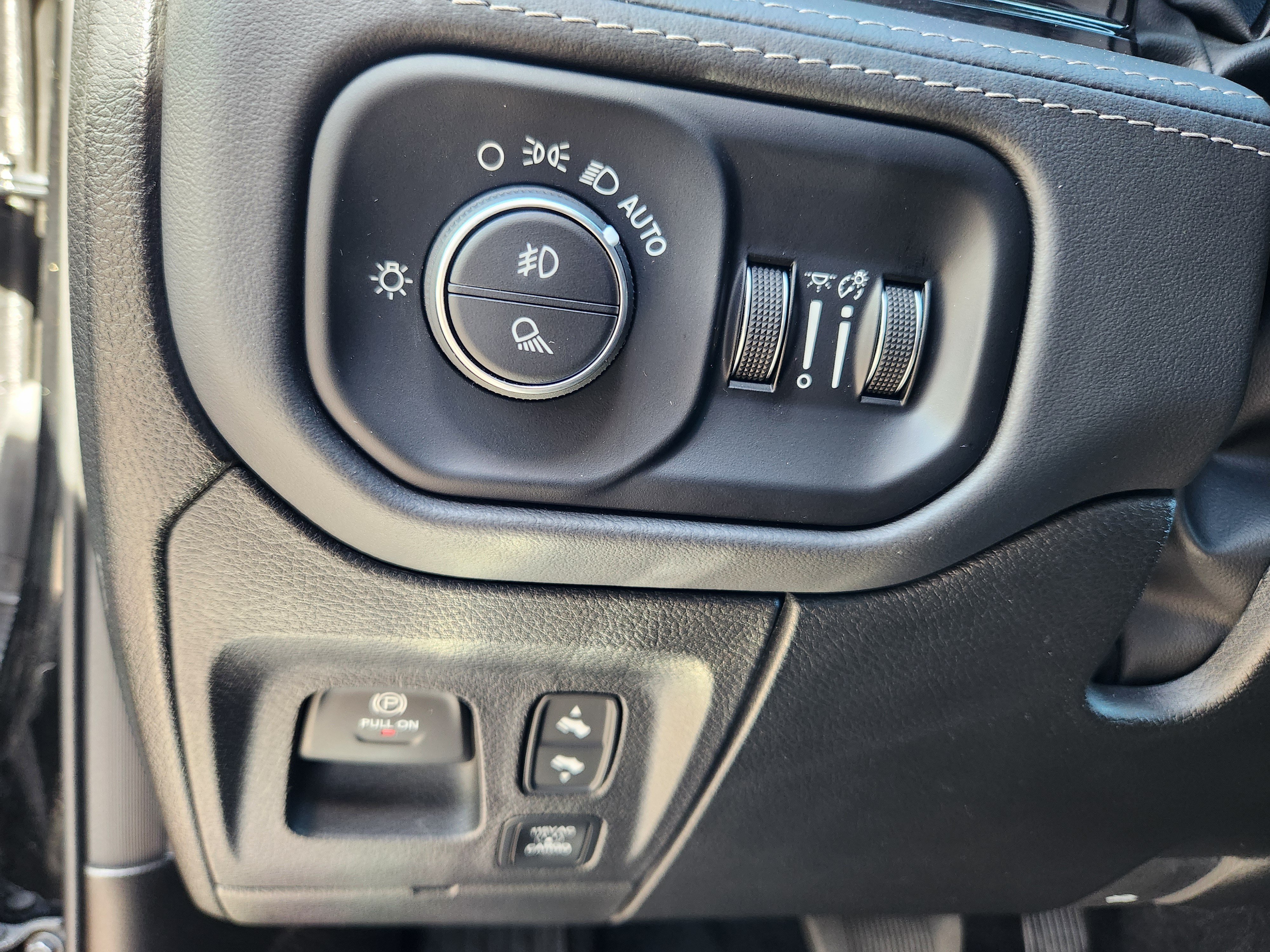 Used 2025 RAM 1500 Limited AWD/4WD image 21