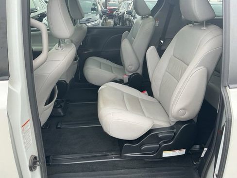 Used 2018 Toyota Sienna Limited Premium image 21