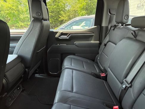 Used 2025 GMC Sierra 1500 SLT AWD/4WD image 16