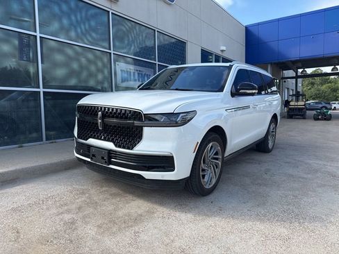 Used 2025 Lincoln Navigator Reserve AWD/4WD image 14