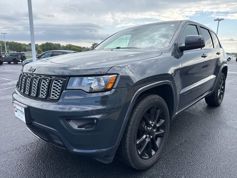 Used 2017 Jeep Grand Cherokee Altitude image 4