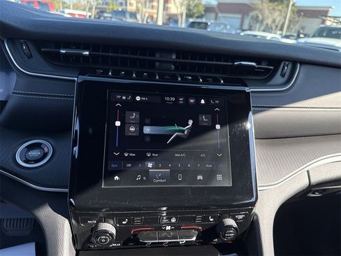 Used 2025 Jeep Grand Cherokee Altitude image 19