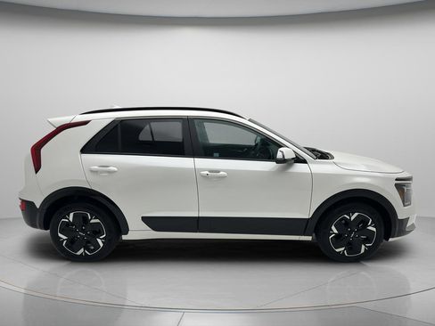 Used 2024 Kia Niro Wind w/ Wind Preserve Package FWD image 3