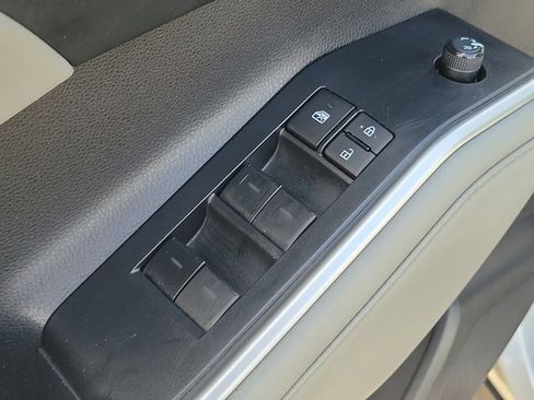 Used 2024 Toyota Highlander XLE AWD/4WD image 25