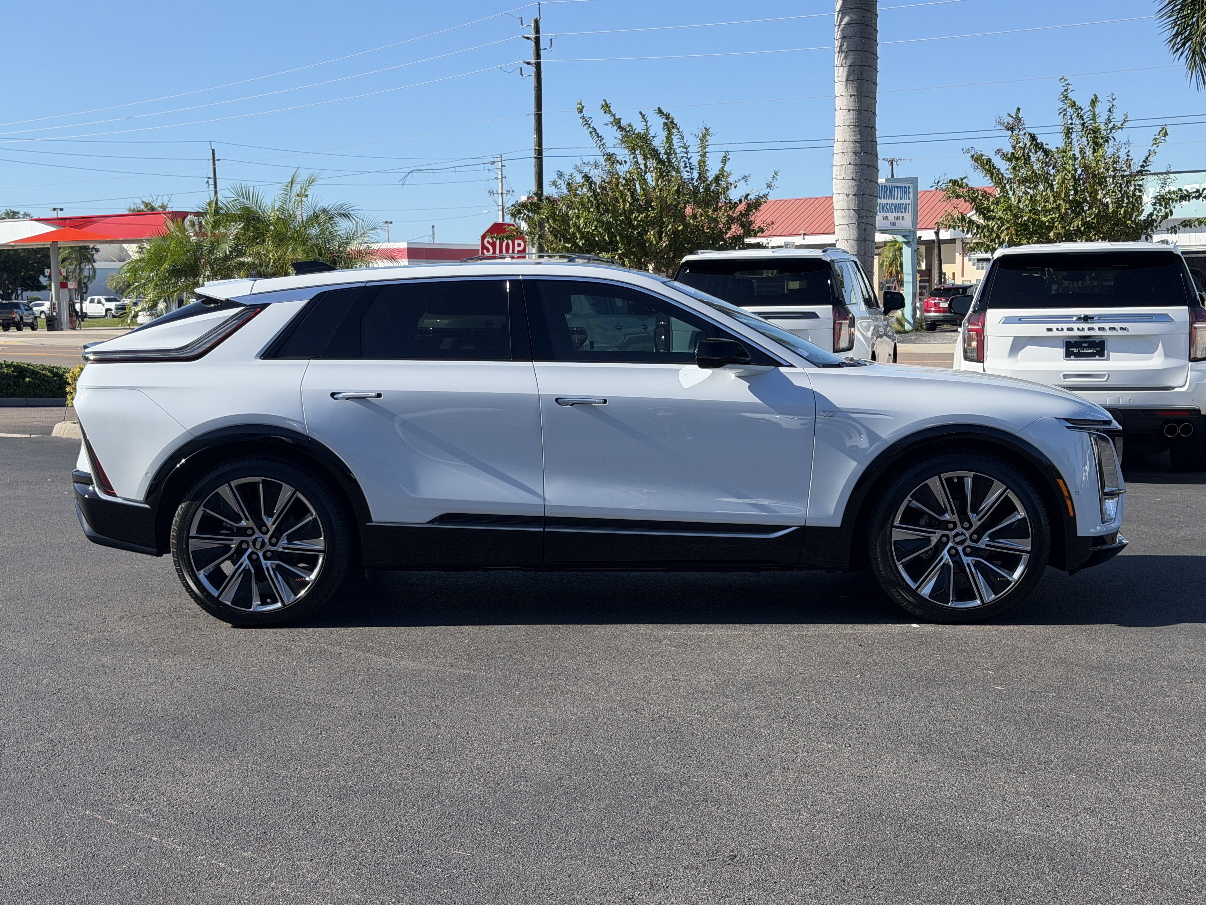 Used 2027 Cadillac Lyriq Signature Luxury RWD image 8