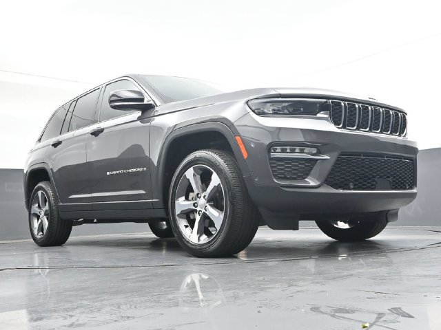 Used 2025 Jeep Grand Cherokee Limited w/ Luxury Tech Group II AWD/4WD image 30