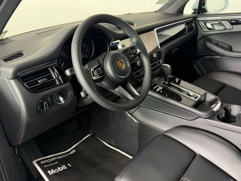 New 2026 Porsche Macan image 4