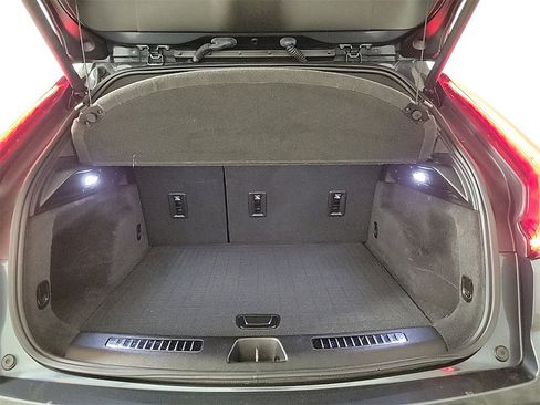 Certified 2020 Cadillac XT4 Premium Luxury w/ Cold Weather Package image 23