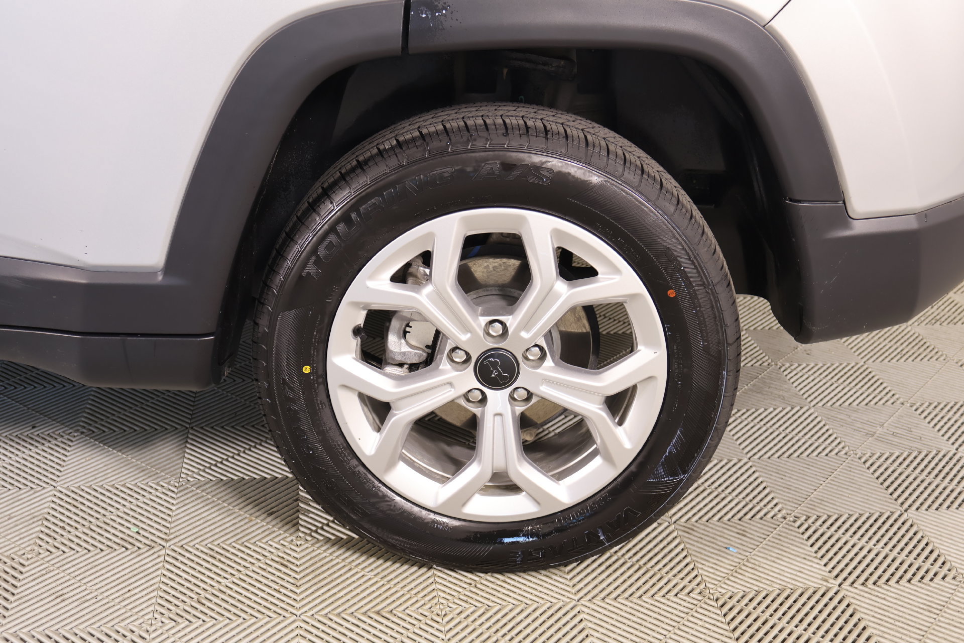 Used 2025 Jeep Compass Latitude AWD/4WD image 17