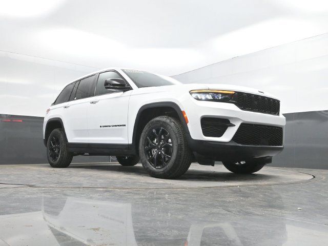 Used 2024 Jeep Grand Cherokee Altitude AWD/4WD image 49