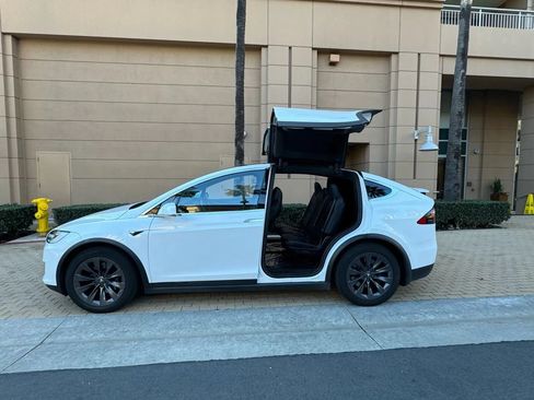 Used 2018 Tesla Model X 75D AWD/4WD image 9