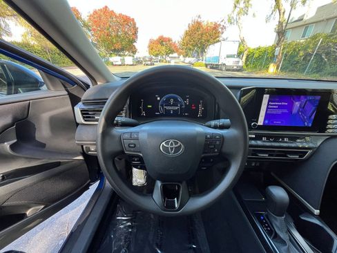 Used 2025 Toyota Camry LE image 33